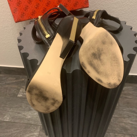 $89🔥Black leather Guess sandals size 8 US - Picture 6 of 7